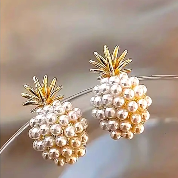 CUTE FAUX PEARL DECOR PINEAPPLE STUD EARRINGS - Picture 4 of 4